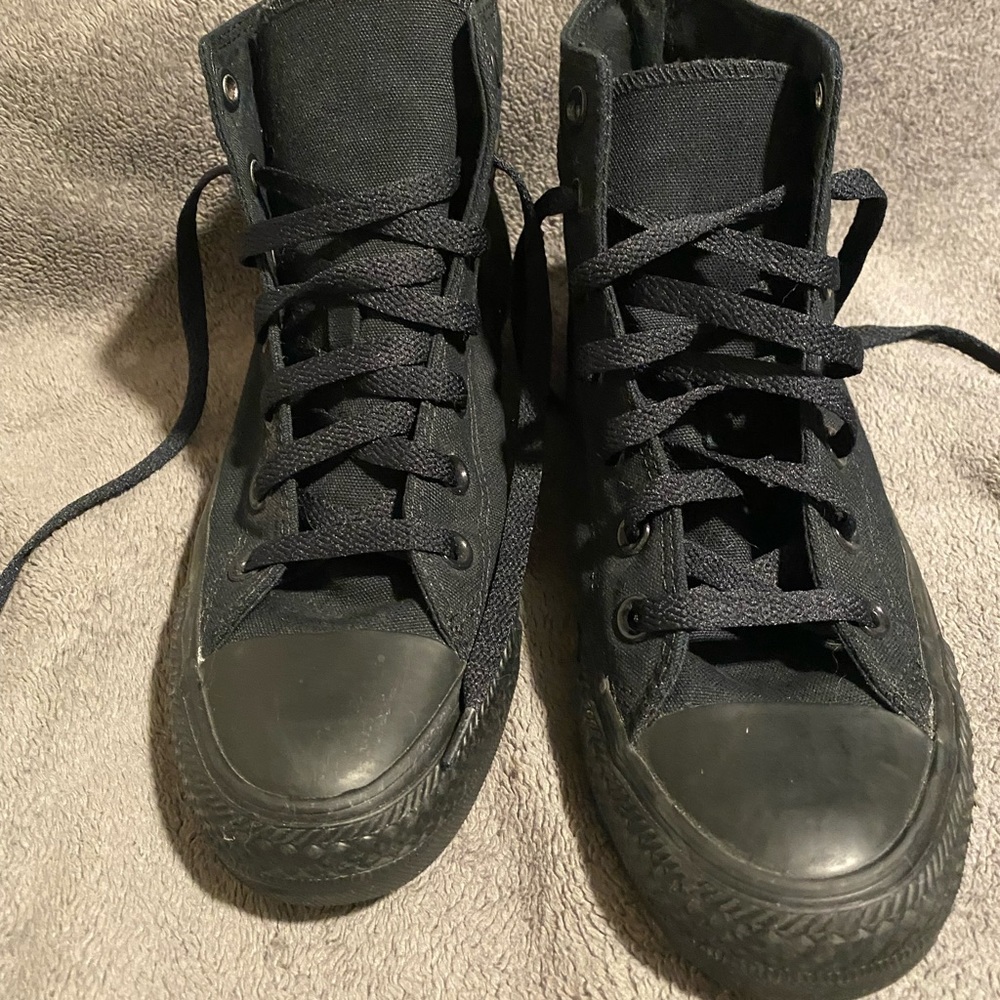 All black unisex Converse